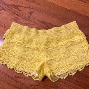 S & S Clothing Size Medium tiered lace short shorts yellow